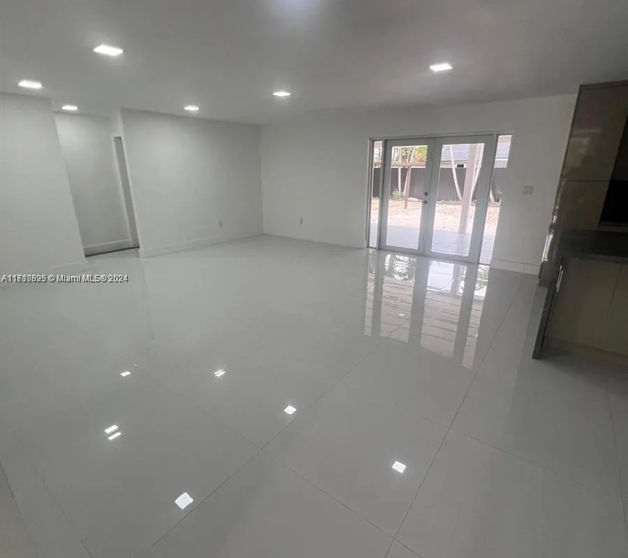 10465 NW 130th St, Hialeah Gardens FL 33018