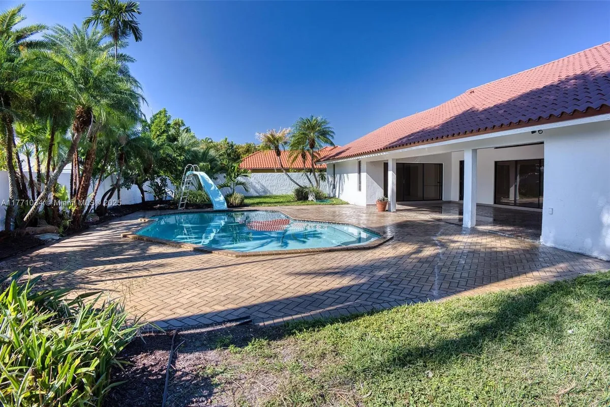 10440 NW 133rd St, Hialeah Gardens FL 33018