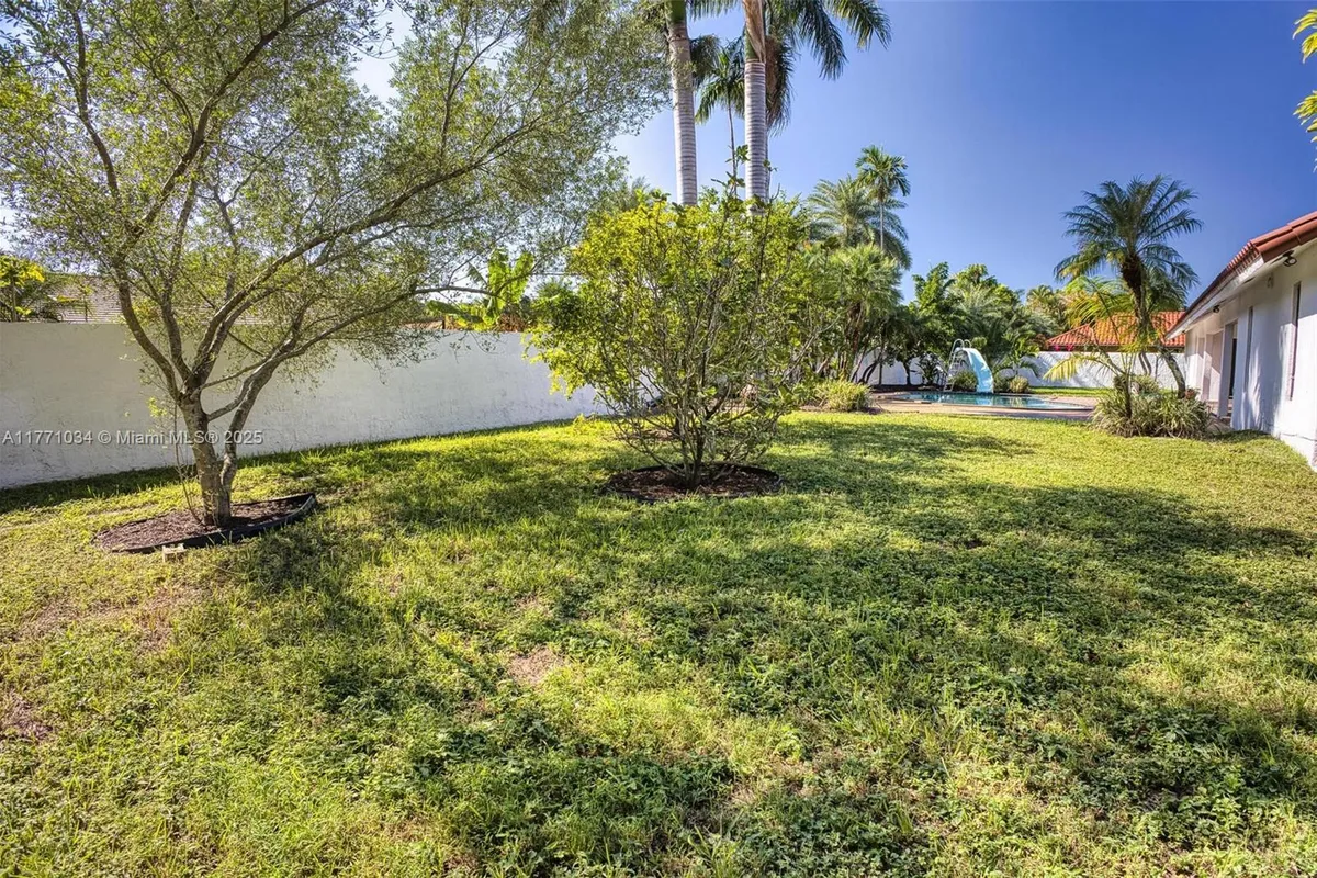 10440 NW 133rd St, Hialeah Gardens FL 33018