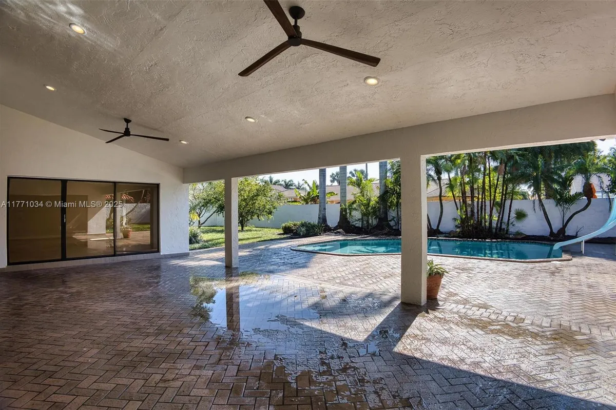 10440 NW 133rd St, Hialeah Gardens FL 33018