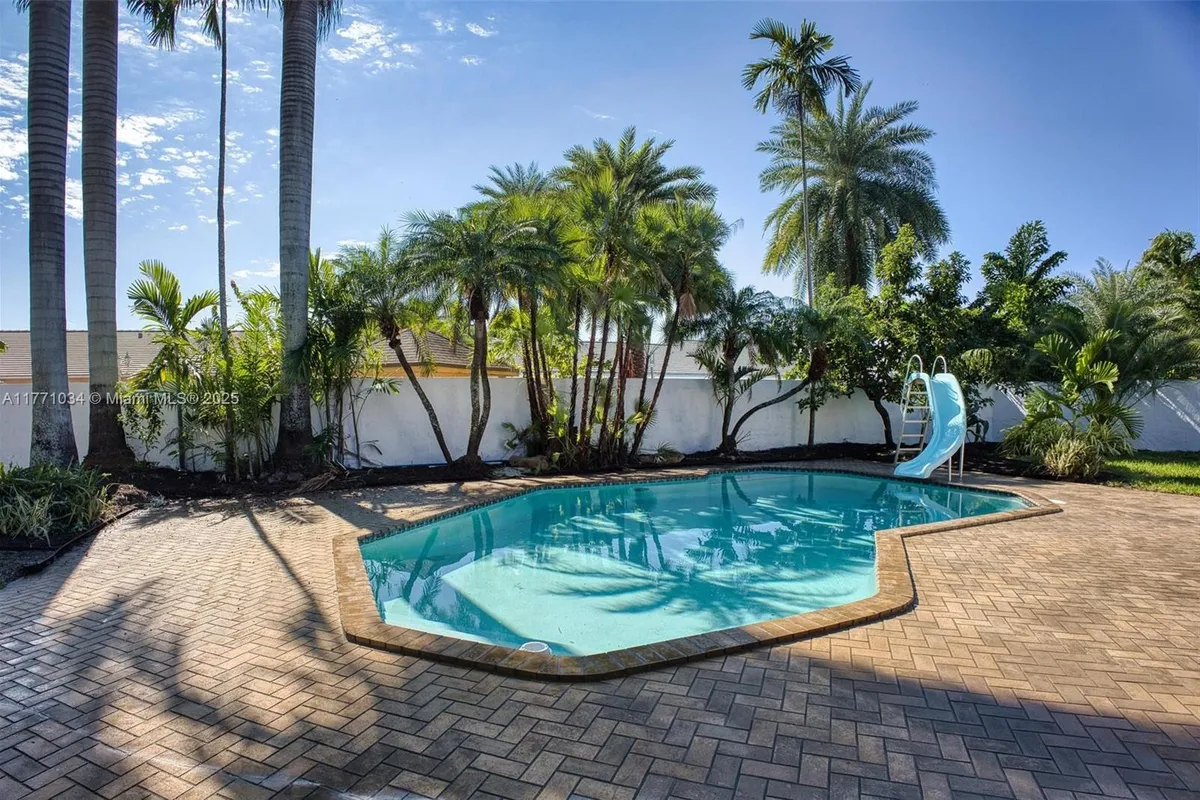 10440 NW 133rd St, Hialeah Gardens FL 33018