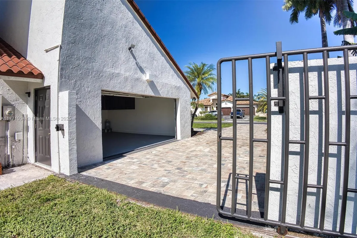 10440 NW 133rd St, Hialeah Gardens FL 33018