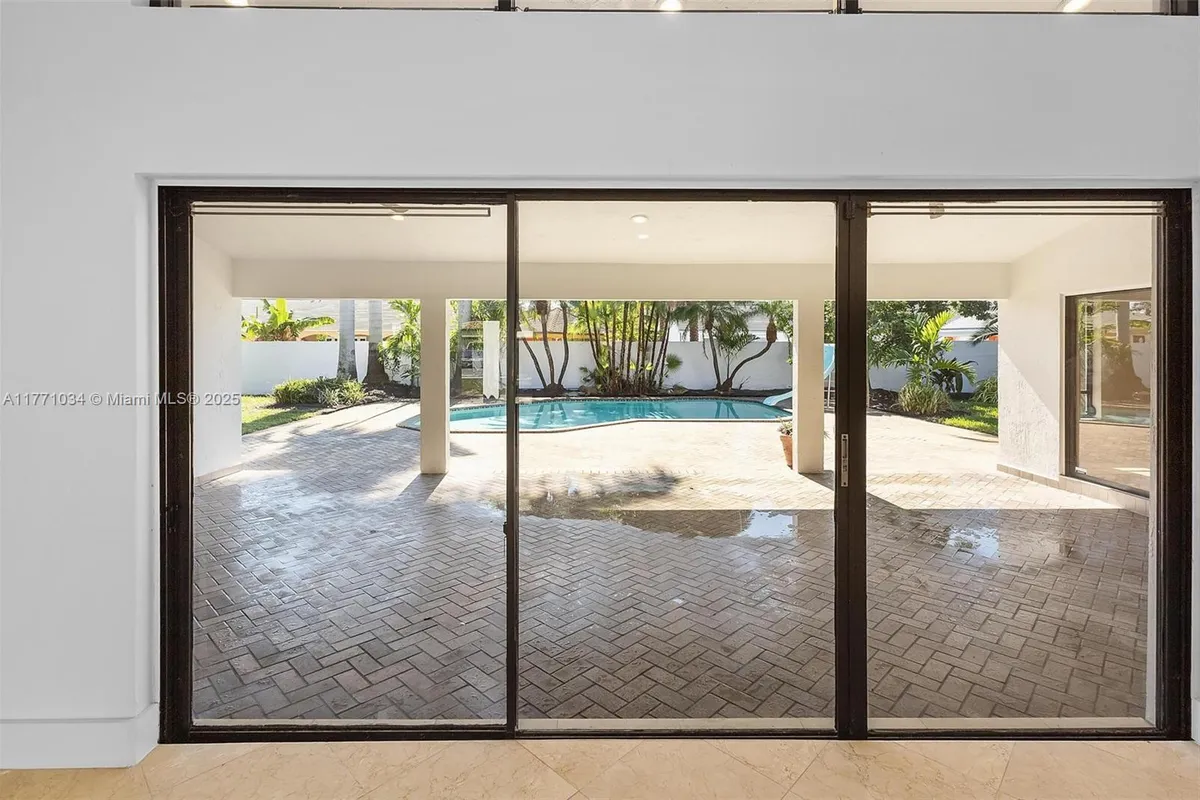 10440 NW 133rd St, Hialeah Gardens FL 33018