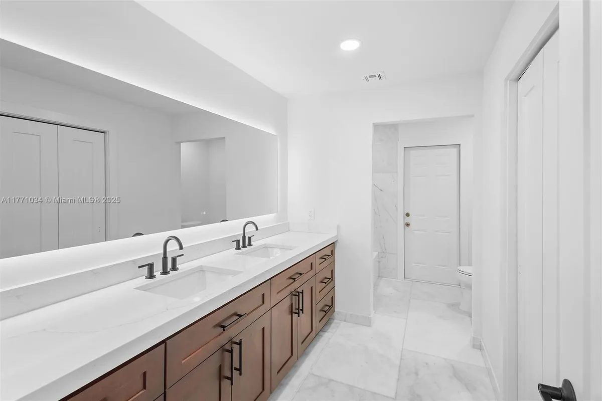 10440 NW 133rd St, Hialeah Gardens FL 33018