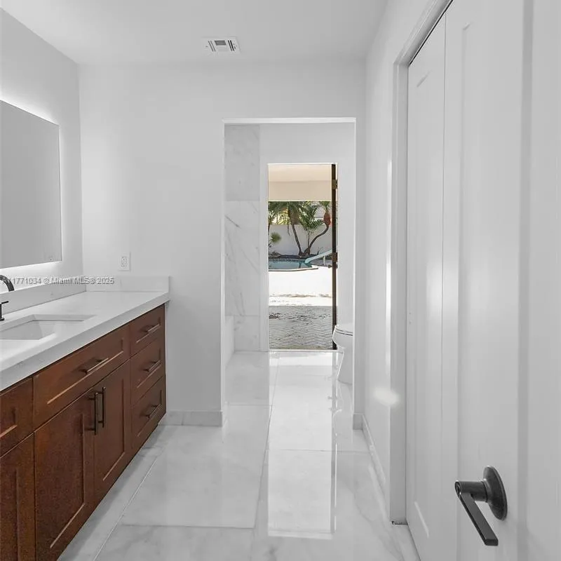 10440 NW 133rd St, Hialeah Gardens FL 33018