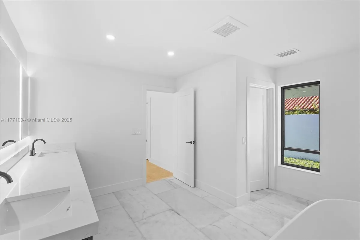 10440 NW 133rd St, Hialeah Gardens FL 33018