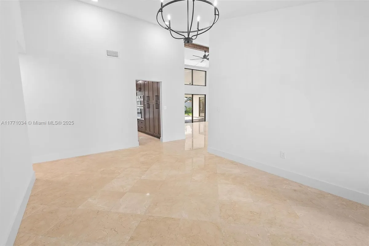 10440 NW 133rd St, Hialeah Gardens FL 33018