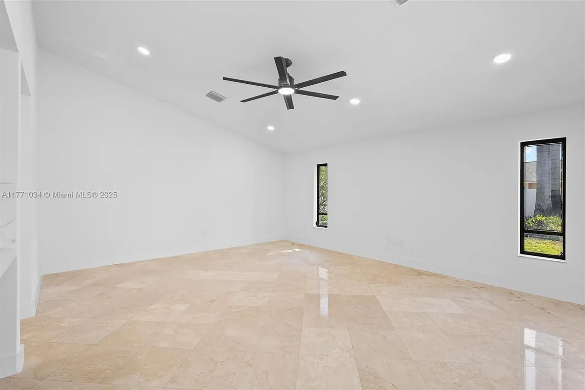 10440 NW 133rd St, Hialeah Gardens FL 33018