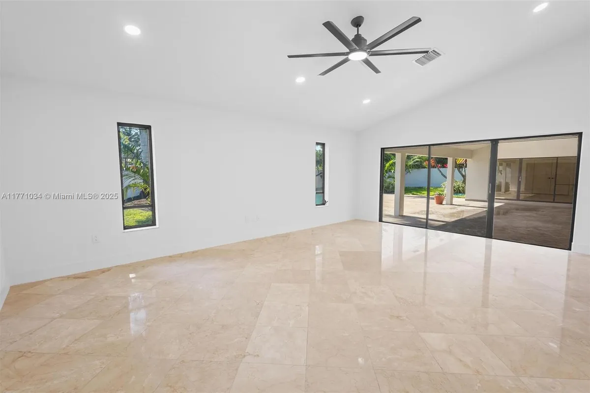 10440 NW 133rd St, Hialeah Gardens FL 33018