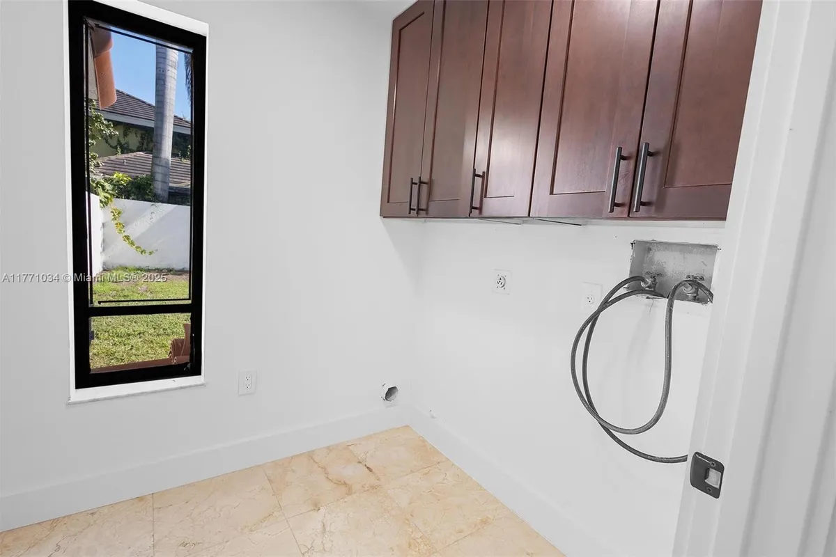 10440 NW 133rd St, Hialeah Gardens FL 33018