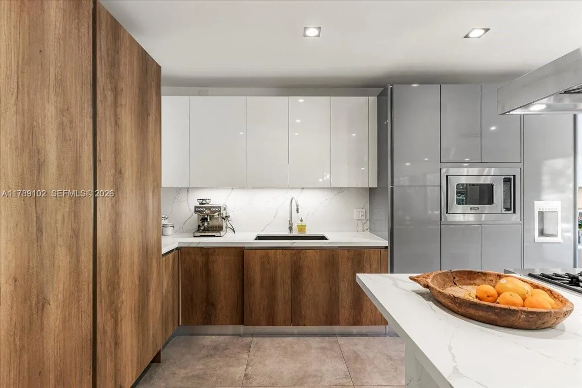 635 Curtiswood Dr, Key Biscayne FL 33149