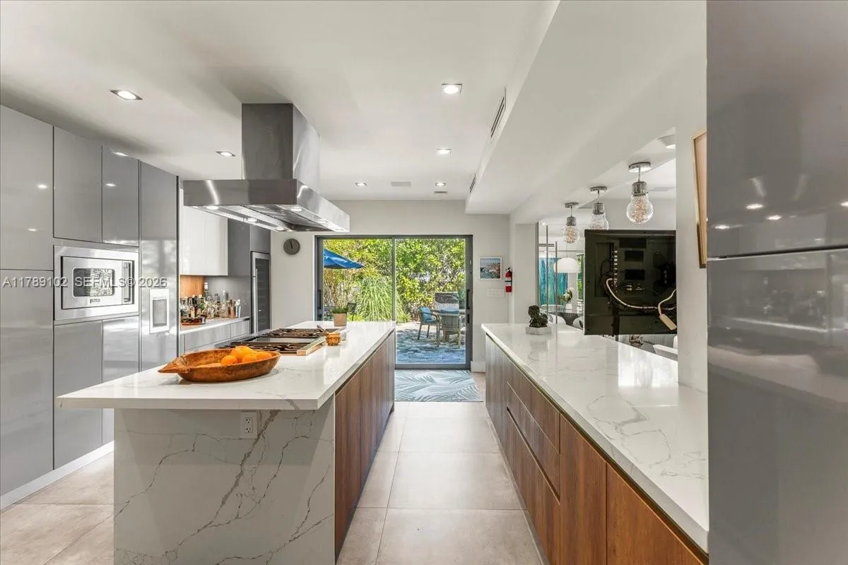 635 Curtiswood Dr, Key Biscayne FL 33149