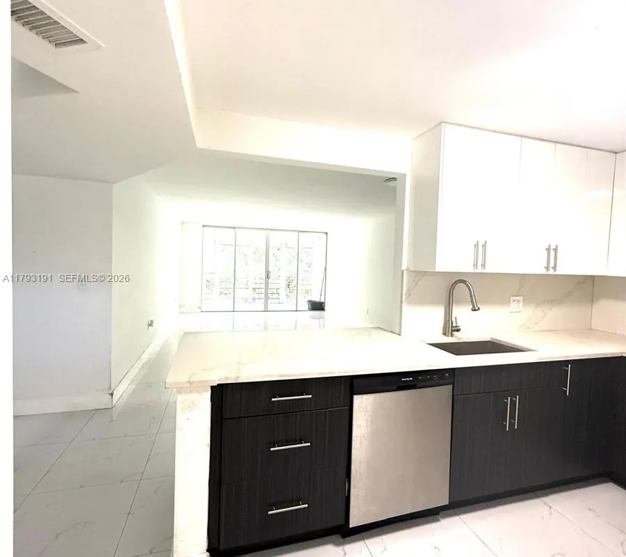 1401 NE 191st St # D201, Miami FL 33179