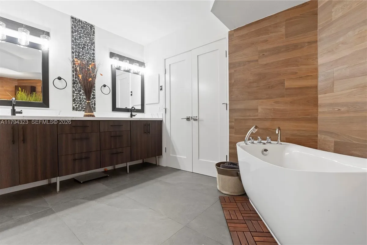 3600 Mystic Pointe Dr # 306, Aventura FL 33180