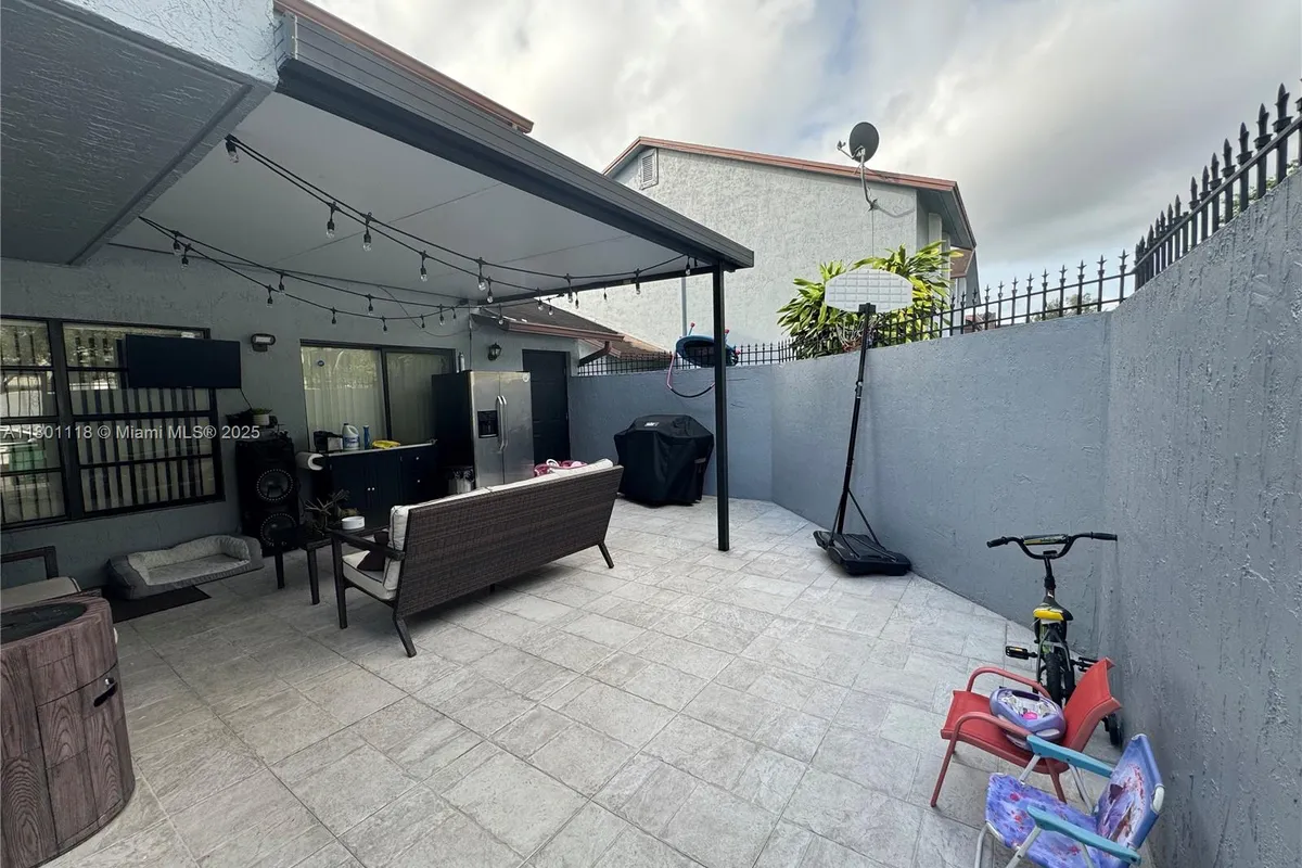 8098 NW 99th Ter, Hialeah Gardens FL 33016