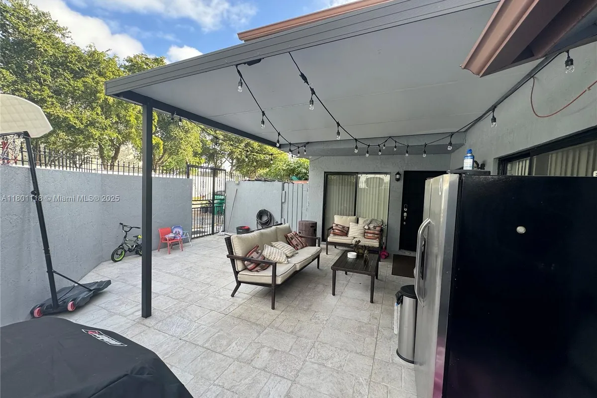 8098 NW 99th Ter, Hialeah Gardens FL 33016