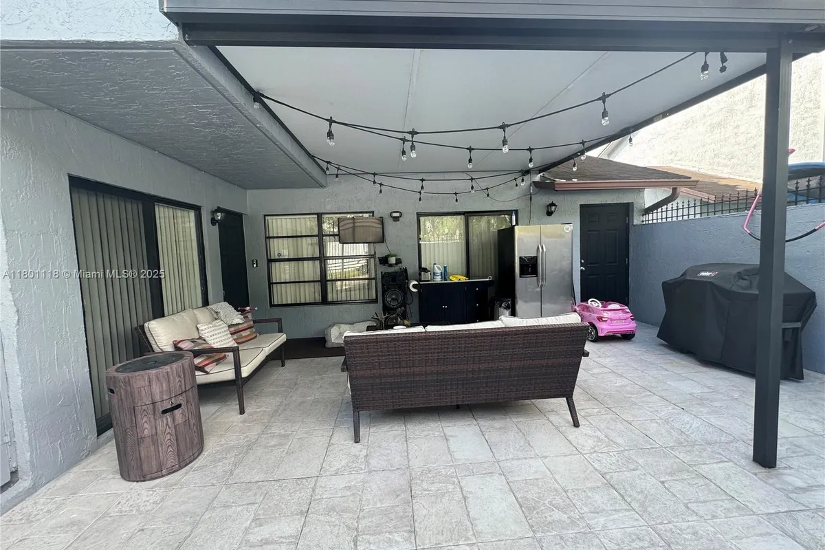 8098 NW 99th Ter, Hialeah Gardens FL 33016