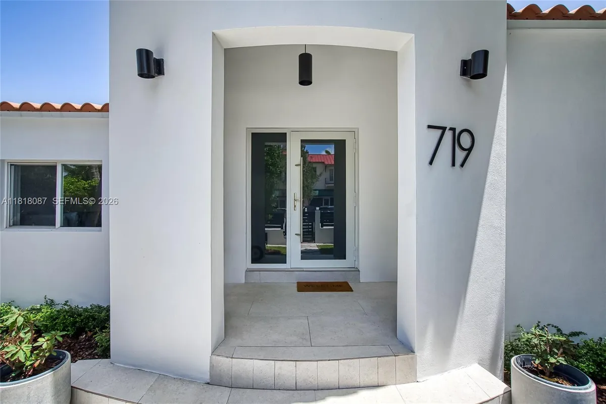 719 W 51st St, Miami Beach FL 33140