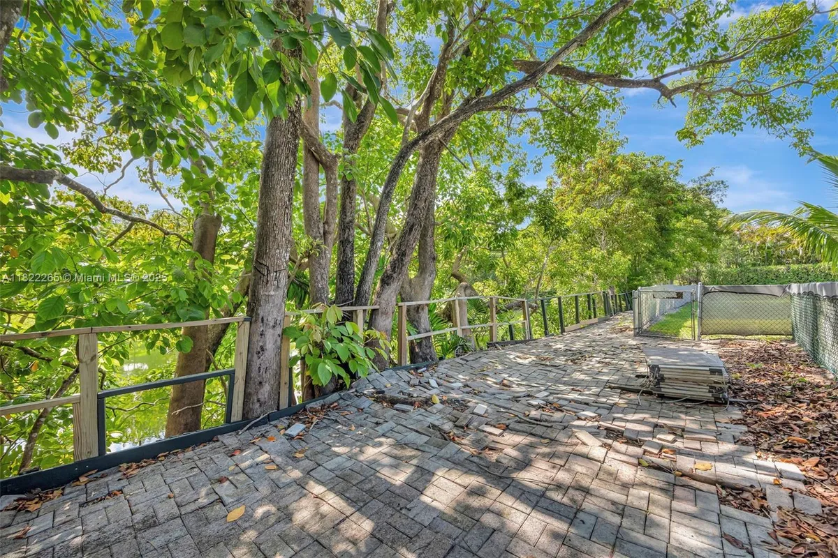 11230 SW 69th Ct, Pinecrest FL 33156