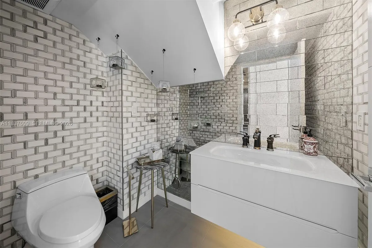 7621 SW 59th Ct, South Miami FL 33143