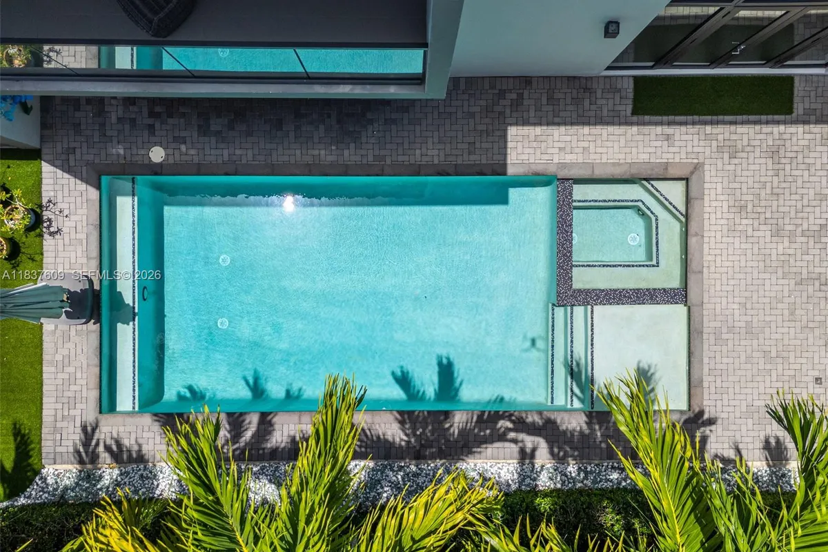 7621 SW 59th Ct, South Miami FL 33143