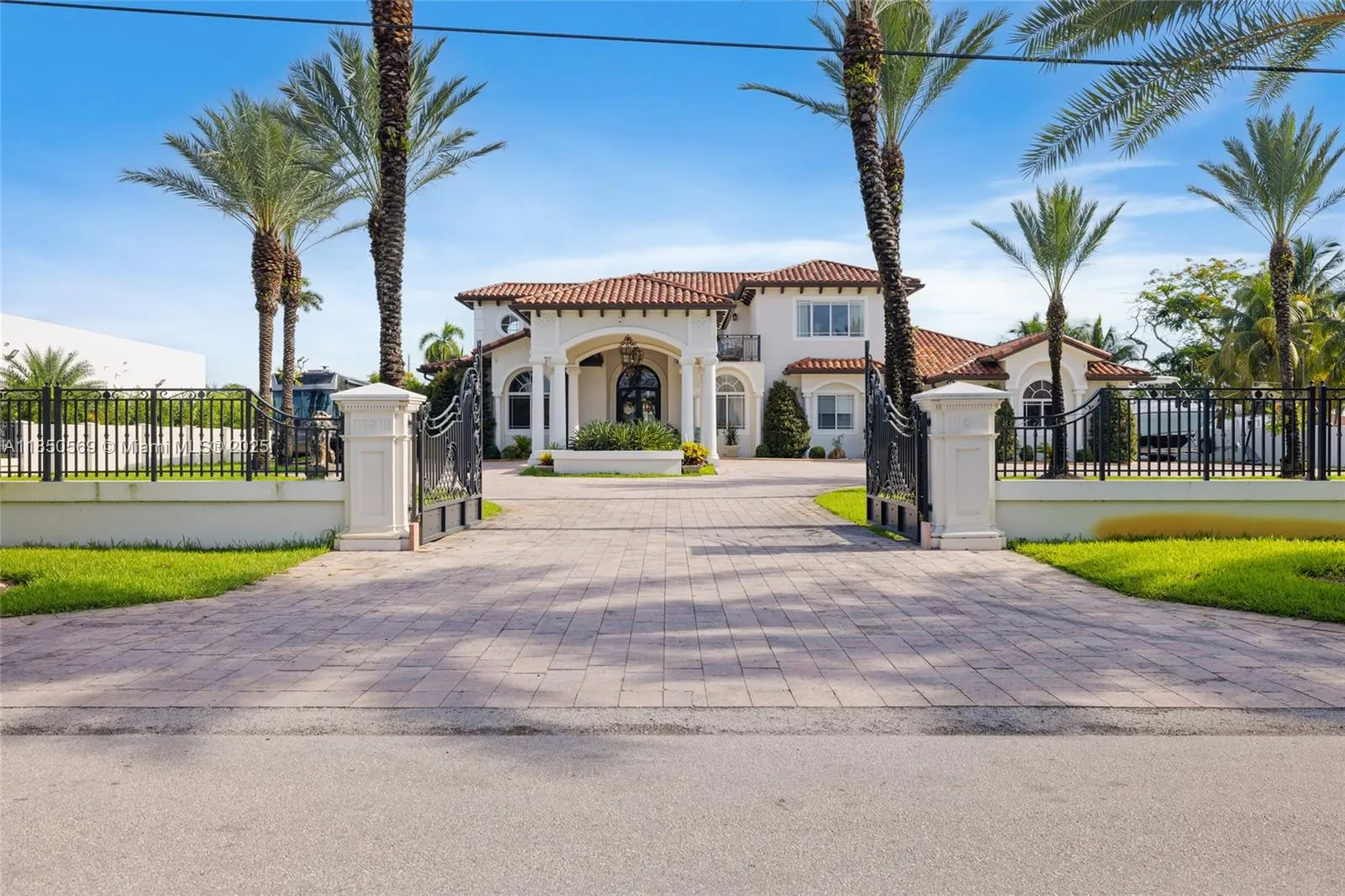 9861 NW 135th St, Hialeah Gardens FL 33018