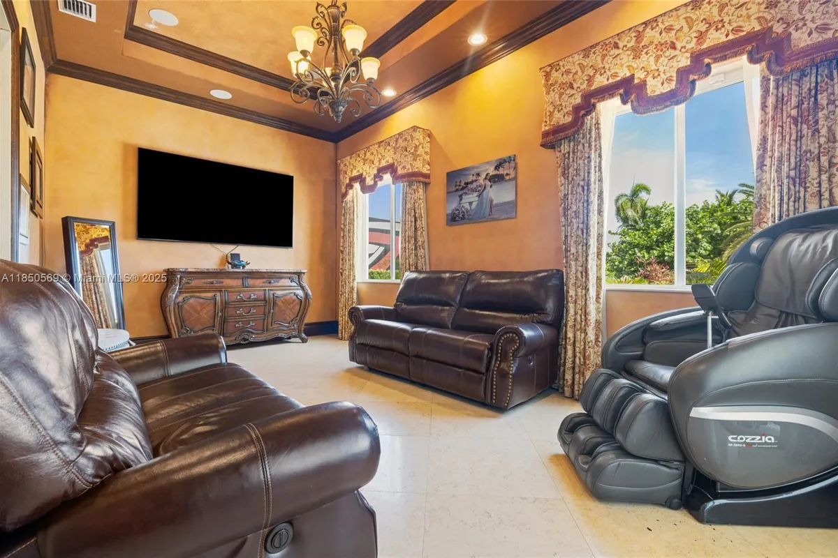 9861 NW 135th St, Hialeah Gardens FL 33018