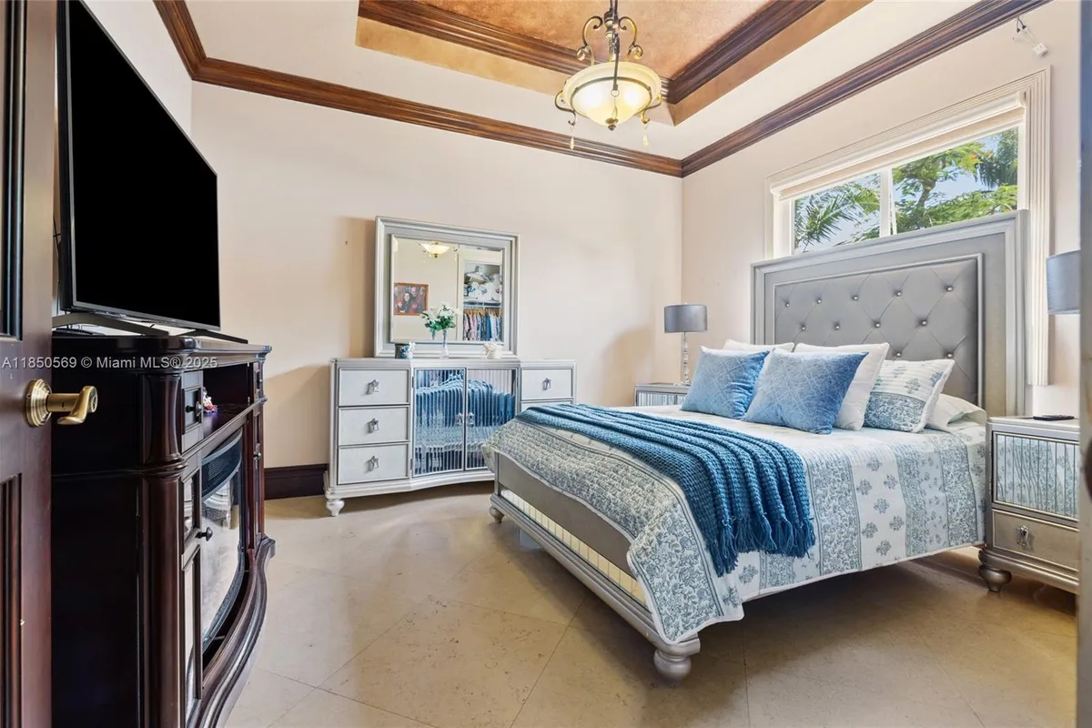 9861 NW 135th St, Hialeah Gardens FL 33018