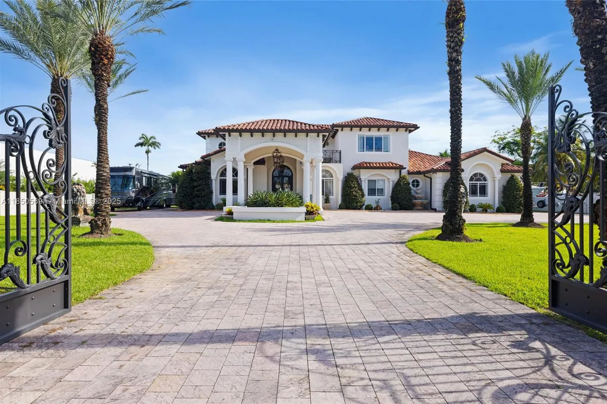 9861 NW 135th St, Hialeah Gardens FL 33018