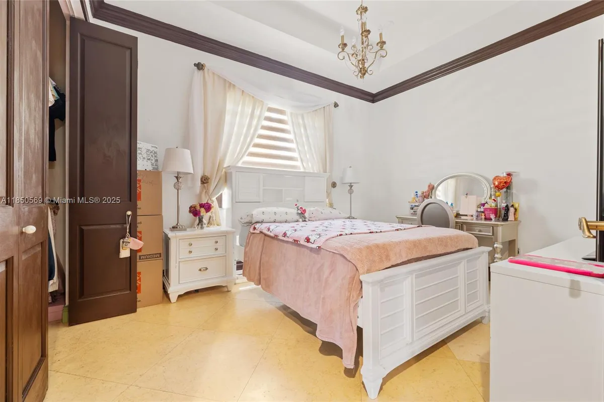 9861 NW 135th St, Hialeah Gardens FL 33018