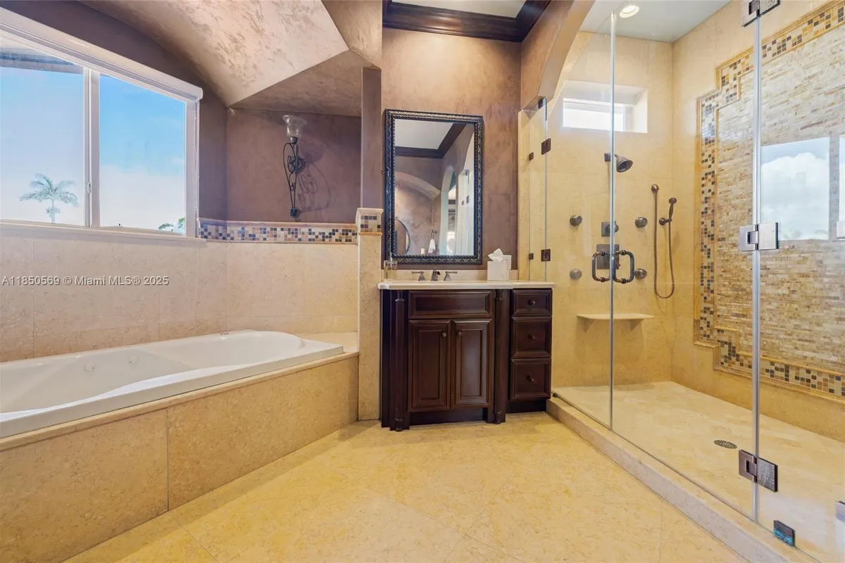 9861 NW 135th St, Hialeah Gardens FL 33018