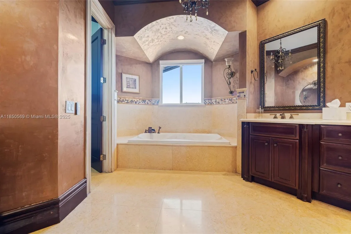 9861 NW 135th St, Hialeah Gardens FL 33018