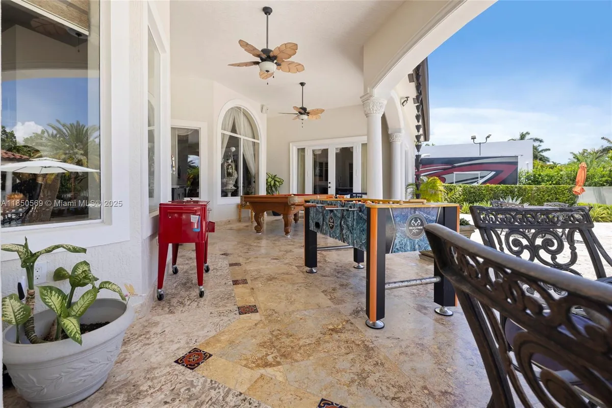 9861 NW 135th St, Hialeah Gardens FL 33018