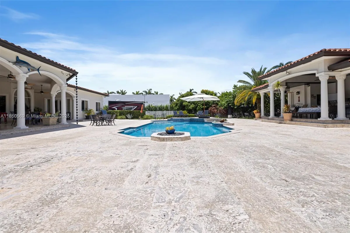 9861 NW 135th St, Hialeah Gardens FL 33018