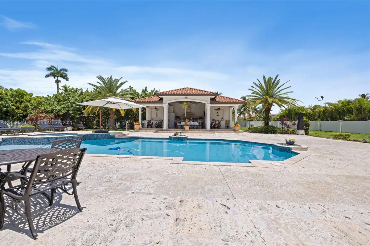 9861 NW 135th St, Hialeah Gardens FL 33018