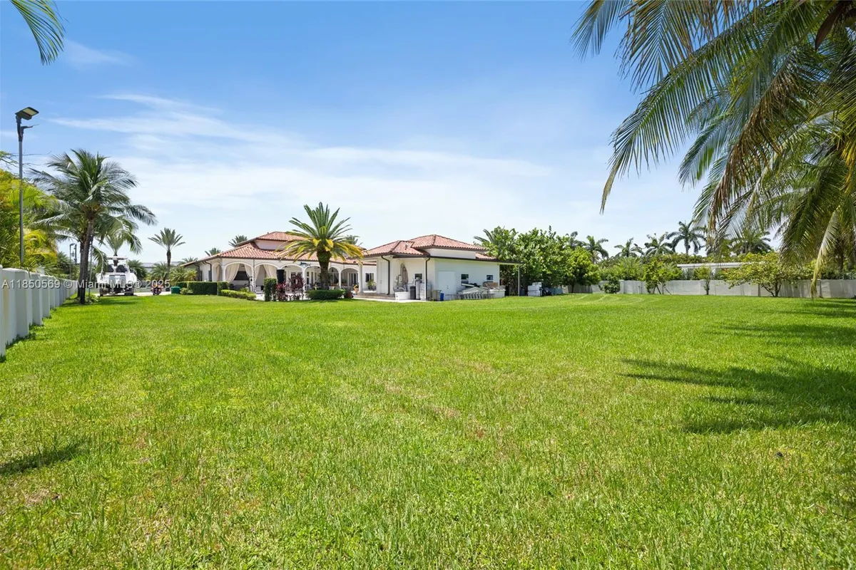 9861 NW 135th St, Hialeah Gardens FL 33018