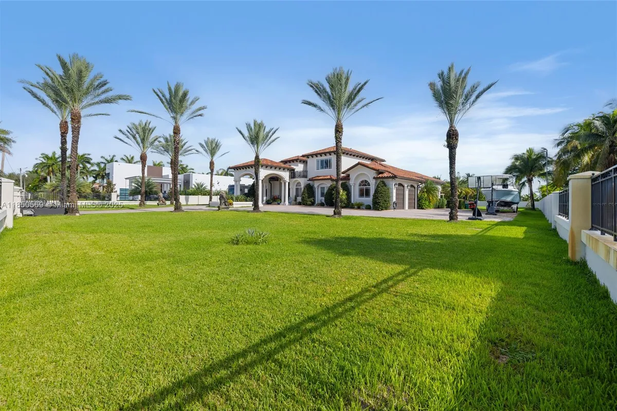 9861 NW 135th St, Hialeah Gardens FL 33018