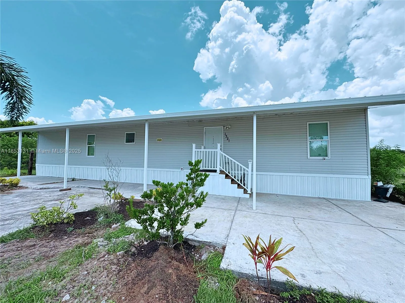 3 bedroom 2 bath for sale at 1321 BLUFF HAMMOCK RD, Lorida FL 33857