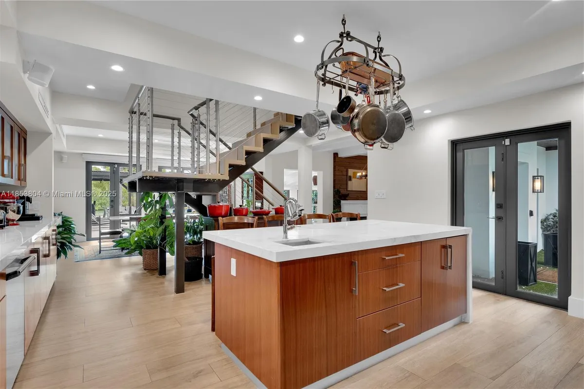 4475 N Meridian Ave, Miami Beach FL 33140