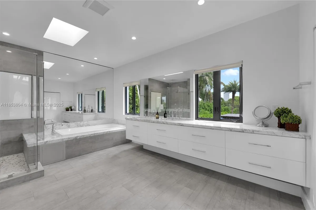 4475 N Meridian Ave, Miami Beach FL 33140