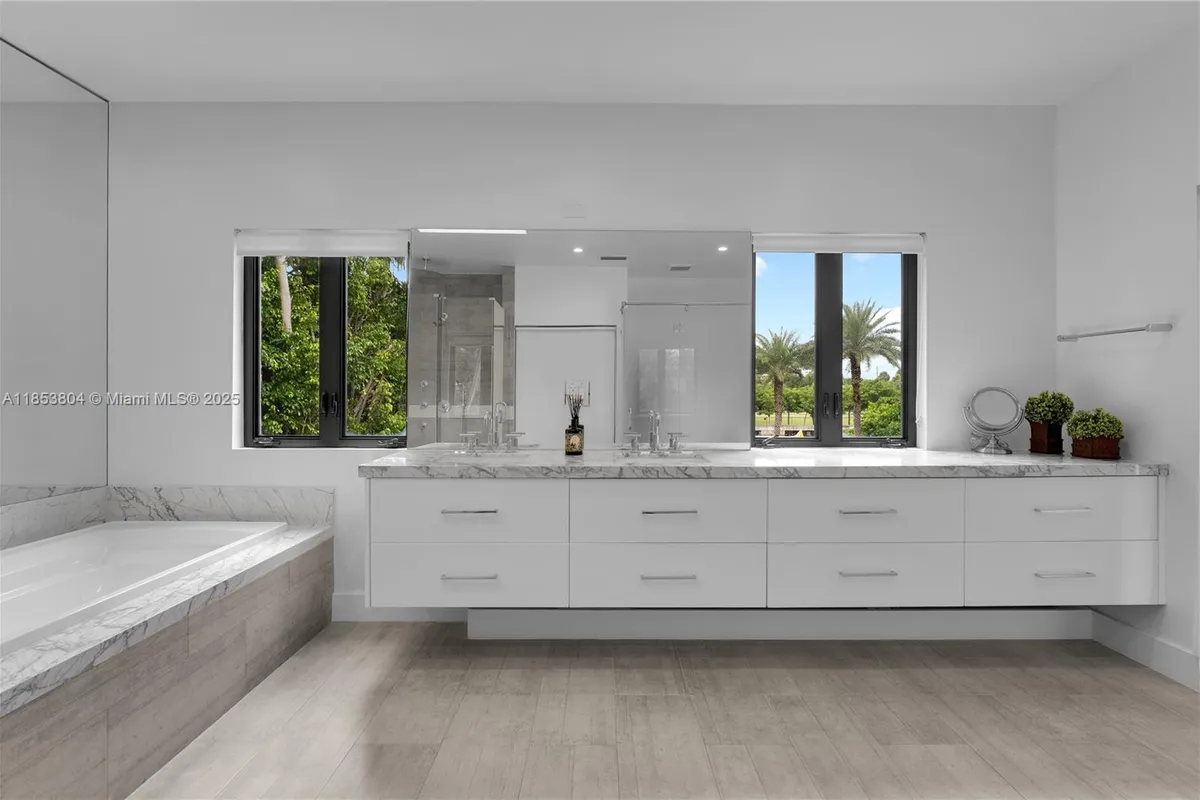 4475 N Meridian Ave, Miami Beach FL 33140