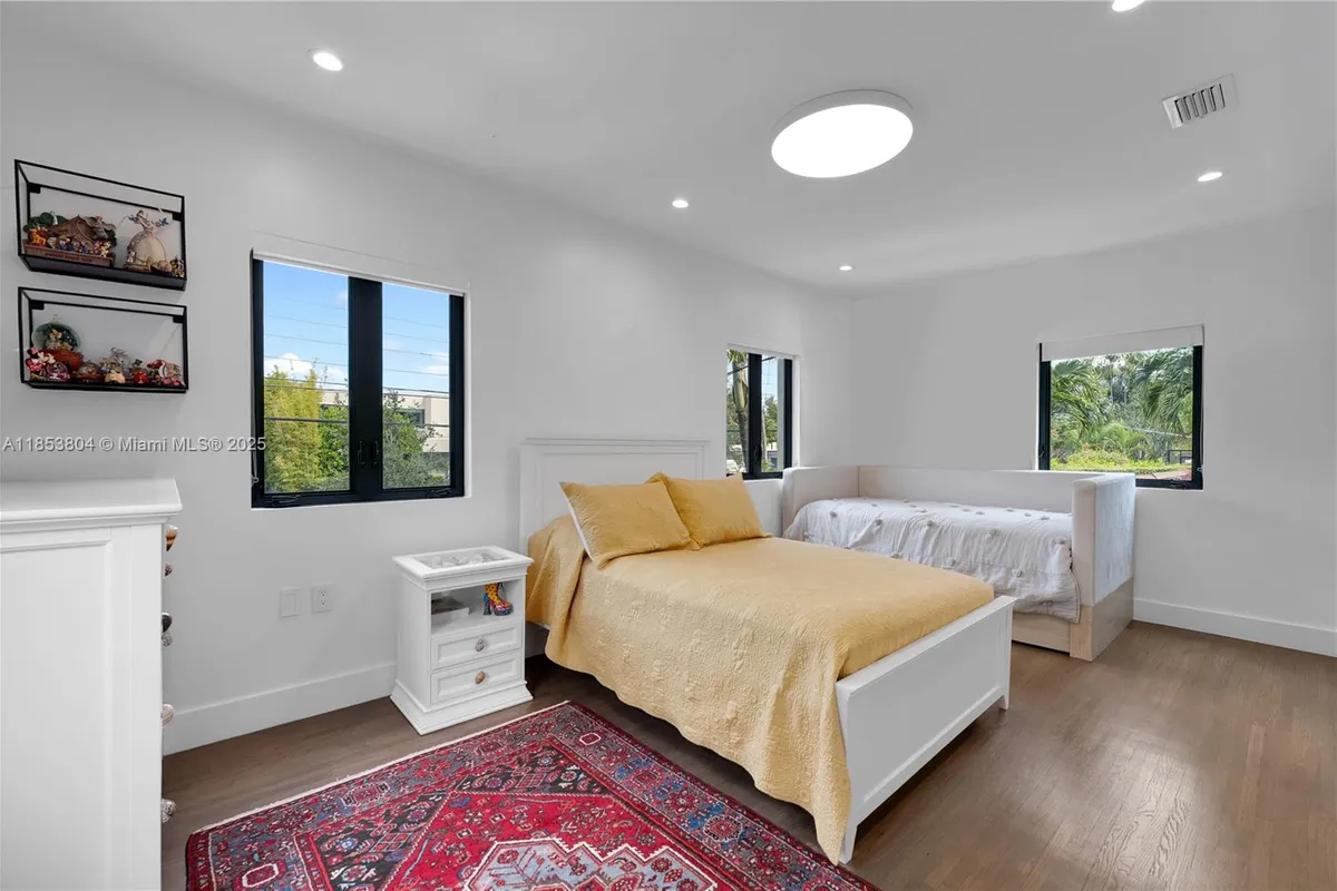 4475 N Meridian Ave, Miami Beach FL 33140