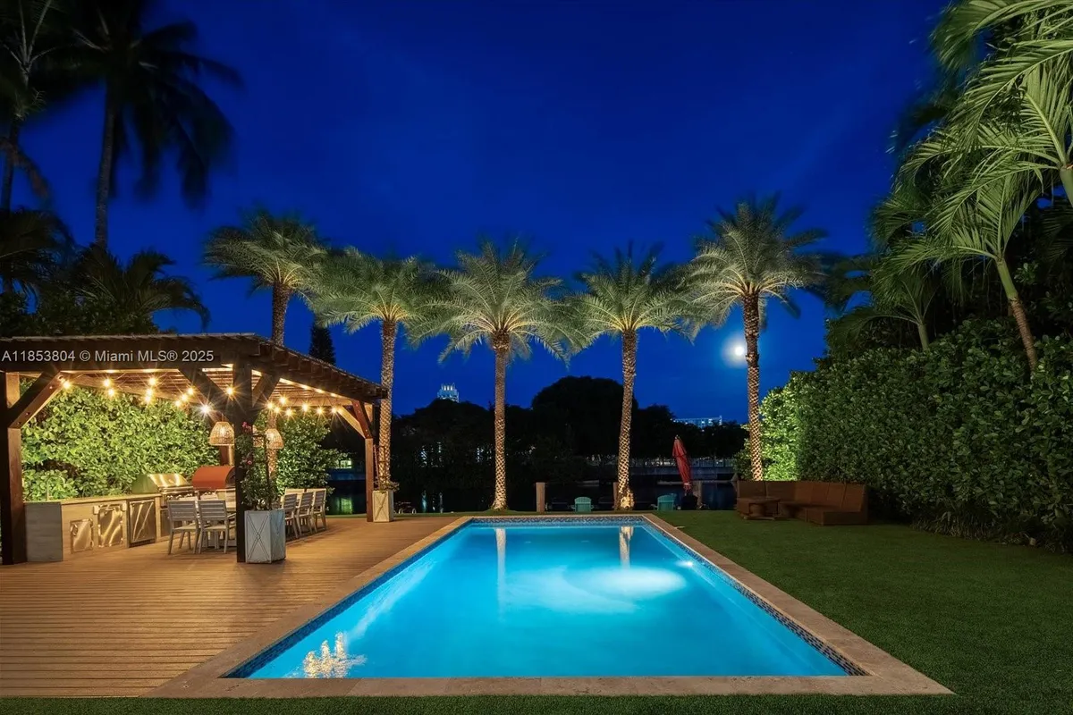 4475 N Meridian Ave, Miami Beach FL 33140