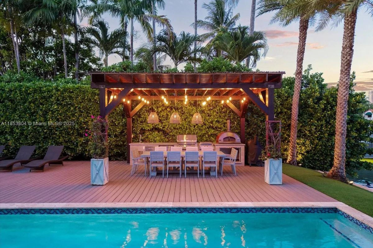 4475 N Meridian Ave, Miami Beach FL 33140