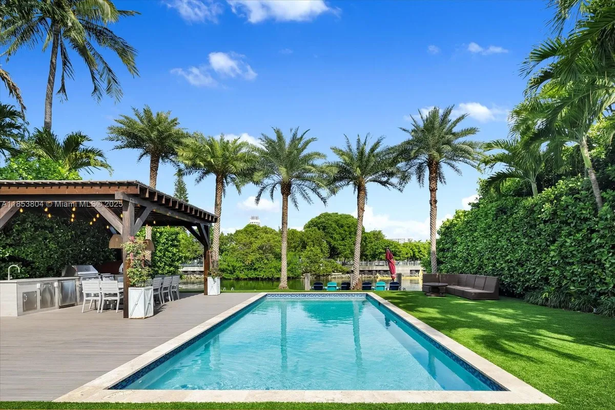 4475 N Meridian Ave, Miami Beach FL 33140