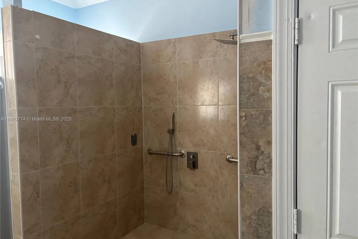 8302 NW 103rd St, Hialeah Gardens FL 33016