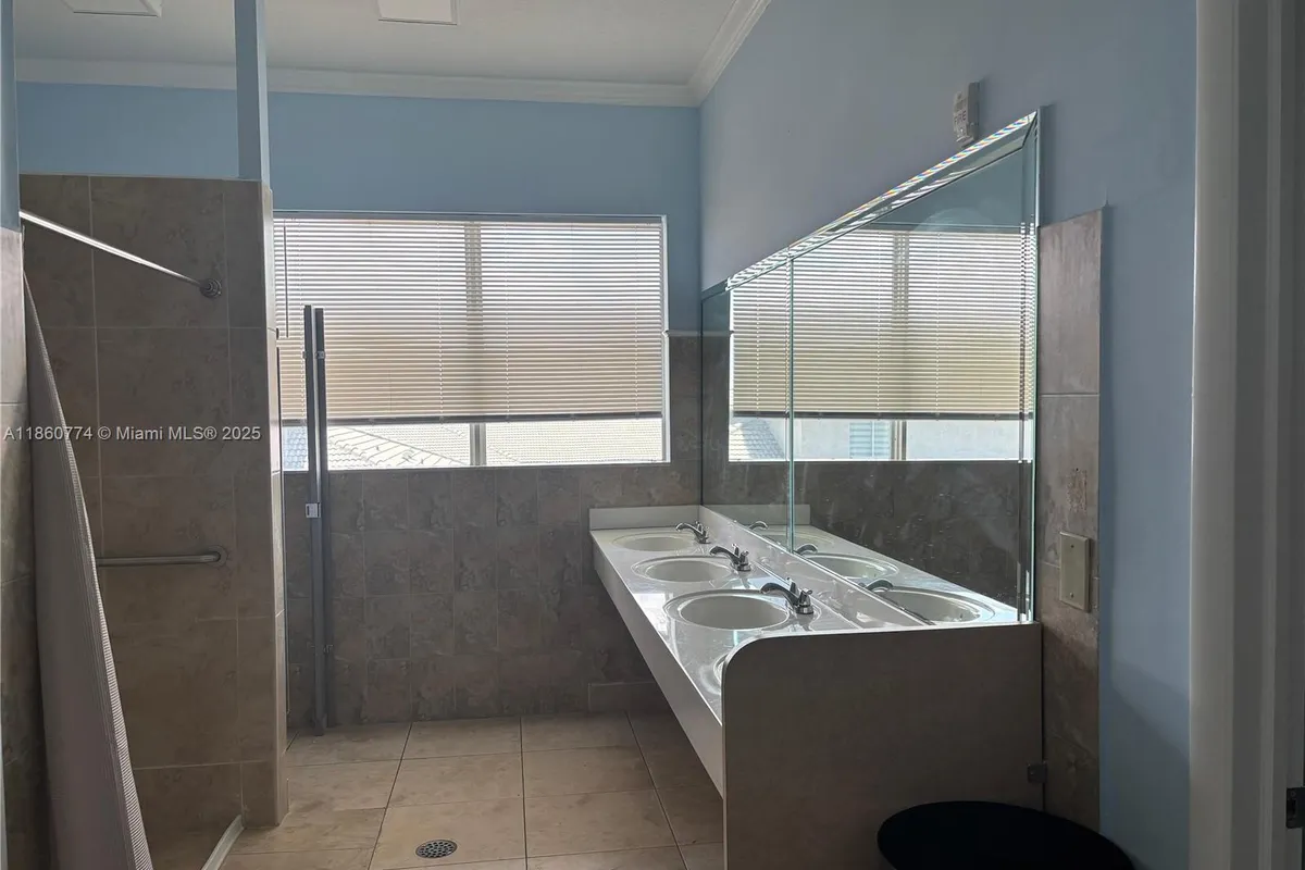 8302 NW 103rd St, Hialeah Gardens FL 33016