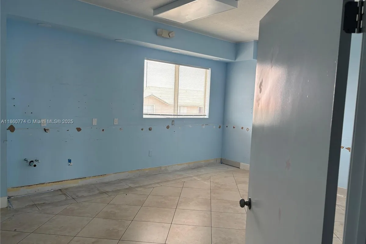 8302 NW 103rd St, Hialeah Gardens FL 33016