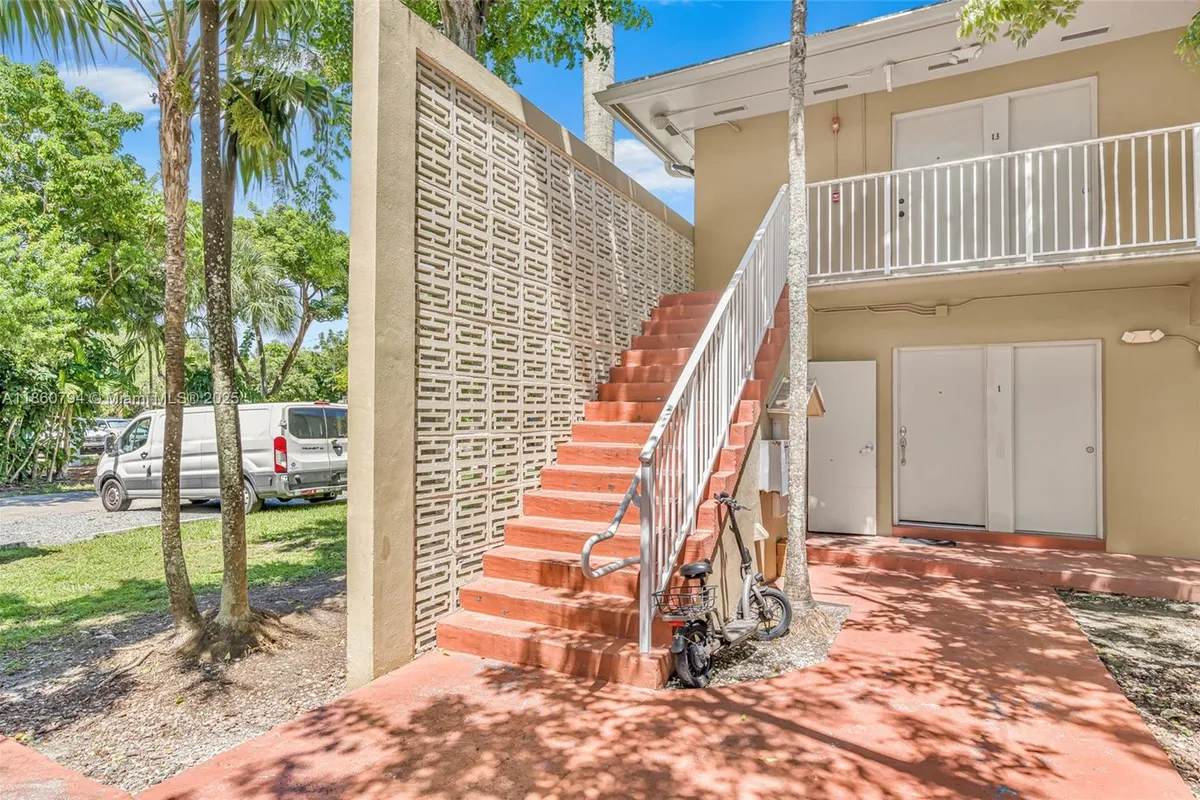 6310 SW 79th St # 18, South Miami FL 33143