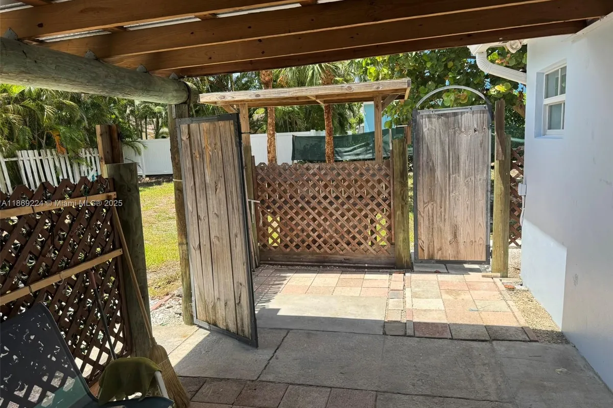 121 Linda Ln, Palm Beach Shores FL 33404